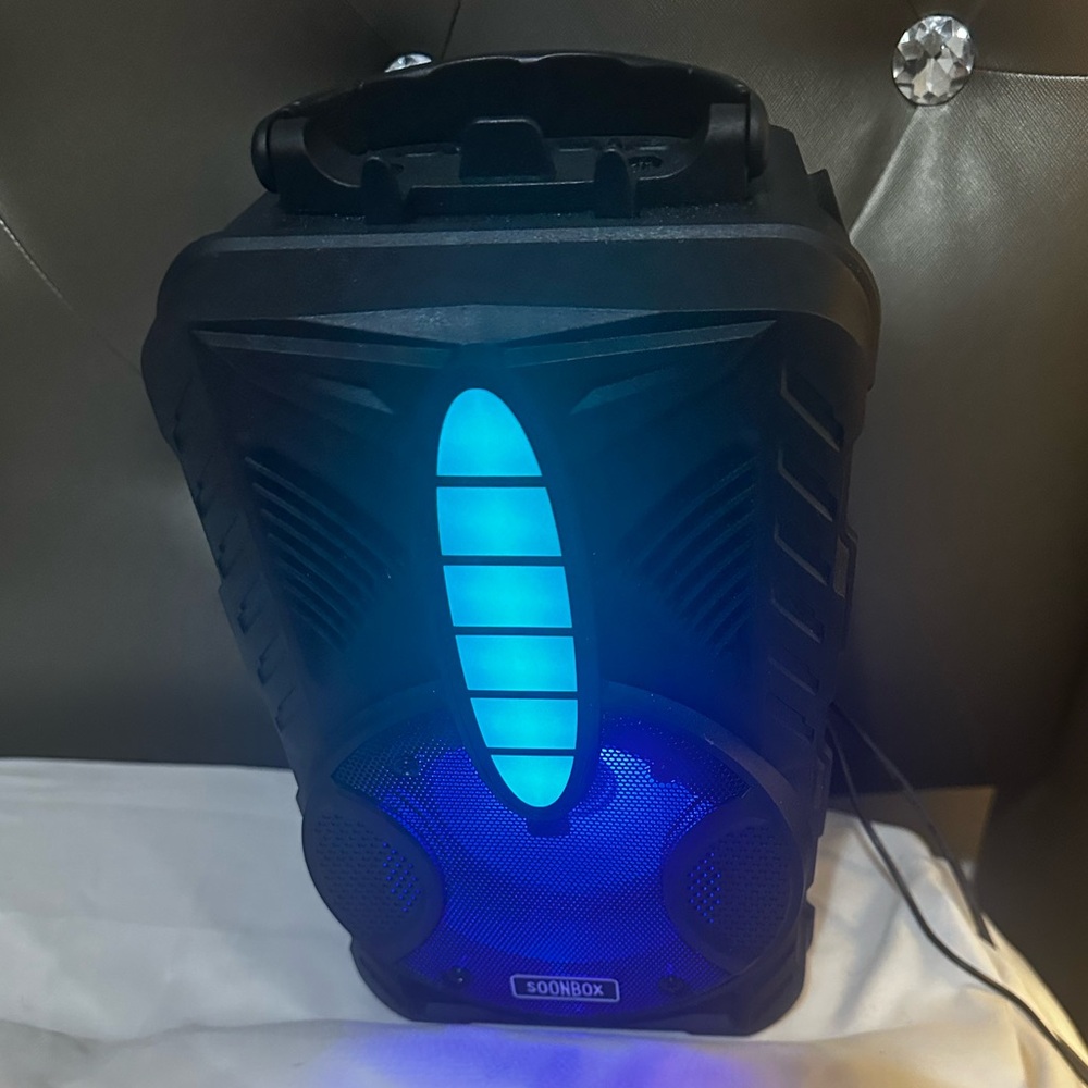 Brand: WyepwikoA
Bluetooth Speaker, RGB Multi-Colors ,（Comes with a Microphone)